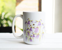 Laden Sie das Bild in den Galerie-Viewer, Große Teetasse "Glockenblumenwiese"