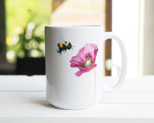 Laden Sie das Bild in den Galerie-Viewer, Große Teetasse "Mohnblume mit Hummel"