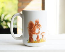 Laden Sie das Bild in den Galerie-Viewer, Große Teetasse "Eichhörnchen mit Pilzen"