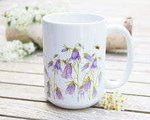 Laden Sie das Bild in den Galerie-Viewer, Große Teetasse "Glockenblumenwiese"