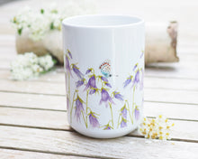 Laden Sie das Bild in den Galerie-Viewer, Große Teetasse "Glockenblumenwiese"