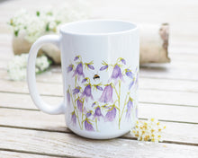 Laden Sie das Bild in den Galerie-Viewer, Große Teetasse "Glockenblumenwiese"