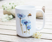 Laden Sie das Bild in den Galerie-Viewer, Große Teetasse "Kornblume mit Hummelpo"