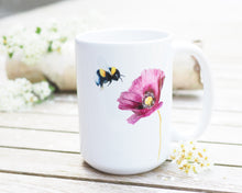 Laden Sie das Bild in den Galerie-Viewer, Große Teetasse "Mohnblume mit Hummel"