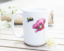 Laden Sie das Bild in den Galerie-Viewer, Große Teetasse "Mohnblume mit Hummel"