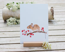Laden Sie das Bild in den Galerie-Viewer, Kunstdruck / gedruckte Karte mit Maus und Beeren auf feinstem Cotton-Papier