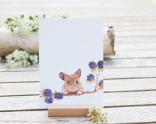 Laden Sie das Bild in den Galerie-Viewer, Kunstdruck / gedruckte Karte mit neugierger Brombeermaus auf feinstem Cotton-Papier