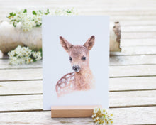 Laden Sie das Bild in den Galerie-Viewer, Kunstdruck / gedruckte Karte mit kleinem Rehkitz auf feinstem Cotton-Papier
