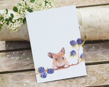 Laden Sie das Bild in den Galerie-Viewer, Kunstdruck / gedruckte Karte mit neugierger Brombeermaus auf feinstem Cotton-Papier