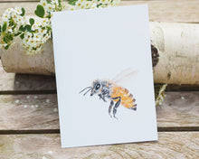 Laden Sie das Bild in den Galerie-Viewer, Kunstdruck / gedruckte Karte mit fleissiger Biene auf feinstem Cotton-Papier