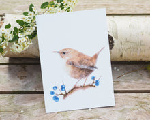 Laden Sie das Bild in den Galerie-Viewer, Kunstdruck / gedruckte Karte mit Zaunkönig und Beeren auf feinstem Cotton-Papier