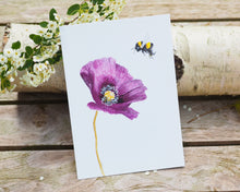 Laden Sie das Bild in den Galerie-Viewer, Kunstdruck / gedruckte Karte mit Hummel und lila Mohnblume auf feinstem Cotton-Papier
