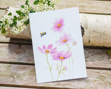 Laden Sie das Bild in den Galerie-Viewer, Kunstdruck / gedruckte Karte mit Hummel und rosa Blume auf feinstem Cotton-Papier
