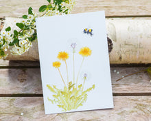 Laden Sie das Bild in den Galerie-Viewer, Kunstdruck / gedruckte Karte mit Hummel und Löwenzahn auf feinstem Cotton-Papier