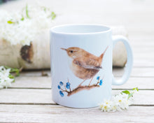 Laden Sie das Bild in den Galerie-Viewer, Feine Keramiktasse "Winziger Zaunkönig mit Beeren"