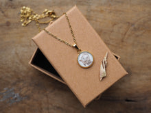Laden Sie das Bild in den Galerie-Viewer, Feine Halskette mit kleinem Naturmotiv-Anhänger, handgefertigt und liebevoll illustriert