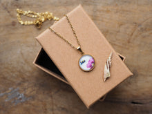 Laden Sie das Bild in den Galerie-Viewer, Feine Halskette mit kleinem Naturmotiv-Anhänger, handgefertigt und liebevoll illustriert