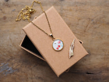 Laden Sie das Bild in den Galerie-Viewer, Feine Halskette mit kleinem Naturmotiv-Anhänger, handgefertigt und liebevoll illustriert