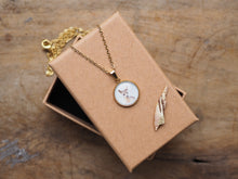 Laden Sie das Bild in den Galerie-Viewer, Feine Halskette mit kleinem Naturmotiv-Anhänger, handgefertigt und liebevoll illustriert