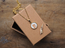 Laden Sie das Bild in den Galerie-Viewer, Feine Halskette mit kleinem Naturmotiv-Anhänger, handgefertigt und liebevoll illustriert
