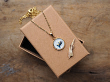 Laden Sie das Bild in den Galerie-Viewer, Feine Halskette mit kleinem Naturmotiv-Anhänger, handgefertigt und liebevoll illustriert