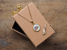 Laden Sie das Bild in den Galerie-Viewer, Feine Halskette mit kleinem Naturmotiv-Anhänger, handgefertigt und liebevoll illustriert