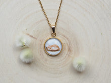 Laden Sie das Bild in den Galerie-Viewer, Kette mit Anhänger "Schlafender Fuchs", Edelstahlfassung, gold- oder silberfarben