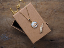 Laden Sie das Bild in den Galerie-Viewer, Feine Halskette mit kleinem Naturmotiv-Anhänger, handgefertigt und liebevoll illustriert