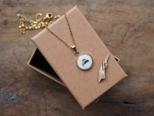 Laden Sie das Bild in den Galerie-Viewer, Feine Halskette mit kleinem Naturmotiv-Anhänger, handgefertigt und liebevoll illustriert