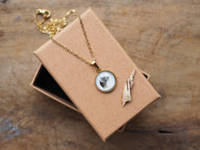 Laden Sie das Bild in den Galerie-Viewer, Feine Halskette mit kleinem Naturmotiv-Anhänger, handgefertigt und liebevoll illustriert