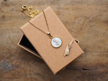 Laden Sie das Bild in den Galerie-Viewer, Feine Halskette mit kleinem Naturmotiv-Anhänger, handgefertigt und liebevoll illustriert
