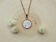 Laden Sie das Bild in den Galerie-Viewer, Kette mit Anhänger "Weißes Pferd", Edelstahlfassung, gold- oder silberfarben