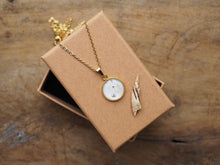 Laden Sie das Bild in den Galerie-Viewer, Feine Halskette mit kleinem Naturmotiv-Anhänger, handgefertigt und liebevoll illustriert