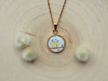 Laden Sie das Bild in den Galerie-Viewer, Kette mit Anhänger "Kleine Blaumeise", Edelstahlfassung, gold- oder silberfarben