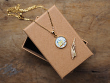 Laden Sie das Bild in den Galerie-Viewer, Feine Halskette mit kleinem Naturmotiv-Anhänger, handgefertigt und liebevoll illustriert