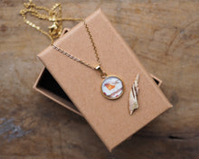Laden Sie das Bild in den Galerie-Viewer, Feine Halskette mit kleinem Naturmotiv-Anhänger, handgefertigt und liebevoll illustriert