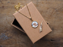 Laden Sie das Bild in den Galerie-Viewer, Feine Halskette mit kleinem Naturmotiv-Anhänger, handgefertigt und liebevoll illustriert