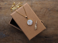 Laden Sie das Bild in den Galerie-Viewer, Feine Halskette mit kleinem Naturmotiv-Anhänger, handgefertigt und liebevoll illustriert