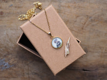 Laden Sie das Bild in den Galerie-Viewer, Feine Halskette mit kleinem Naturmotiv-Anhänger, handgefertigt und liebevoll illustriert