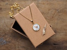 Laden Sie das Bild in den Galerie-Viewer, Feine Halskette mit kleinem Naturmotiv-Anhänger, handgefertigt und liebevoll illustriert