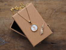 Laden Sie das Bild in den Galerie-Viewer, Feine Halskette mit kleinem Naturmotiv-Anhänger, handgefertigt und liebevoll illustriert