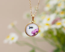 Laden Sie das Bild in den Galerie-Viewer, Kette mit Anhänger "Mohn mit Hummel", Edelstahlfassung, gold- oder silberfarben