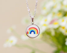 Laden Sie das Bild in den Galerie-Viewer, Kette mit Anhänger "Regenbogen", Edelstahlfassung, gold- oder silberfarben
