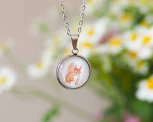 Laden Sie das Bild in den Galerie-Viewer, Kette mit Anhänger "Quirliges Eichhörnchen", Edelstahlfassung, gold- oder silberfarben