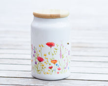 Laden Sie das Bild in den Galerie-Viewer, Vorratsdose aus Keramik mit Deckel "Bunte Sommerwiese"