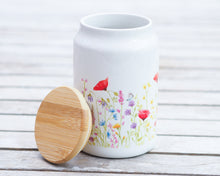 Laden Sie das Bild in den Galerie-Viewer, Keramikdose mit Bambusdeckel, hochwertiger Druck mit Naturmotiv, handgezeichnetes Design