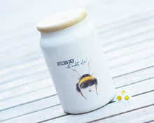 Laden Sie das Bild in den Galerie-Viewer, Vorratsdose aus Keramik mit Deckel "Hummelpo"