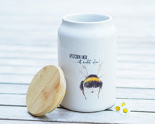 Laden Sie das Bild in den Galerie-Viewer, Keramikdose mit Bambusdeckel, hochwertiger Druck mit Naturmotiv, handgezeichnetes Design