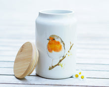 Laden Sie das Bild in den Galerie-Viewer, Keramikdose mit Bambusdeckel, hochwertiger Druck mit Rotkehlchen, handgezeichnetes Design
