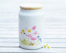 Laden Sie das Bild in den Galerie-Viewer, Keramikdose mit Bambusdeckel, hochwertiger Druck mit Naturmotiv, handgezeichnetes Design